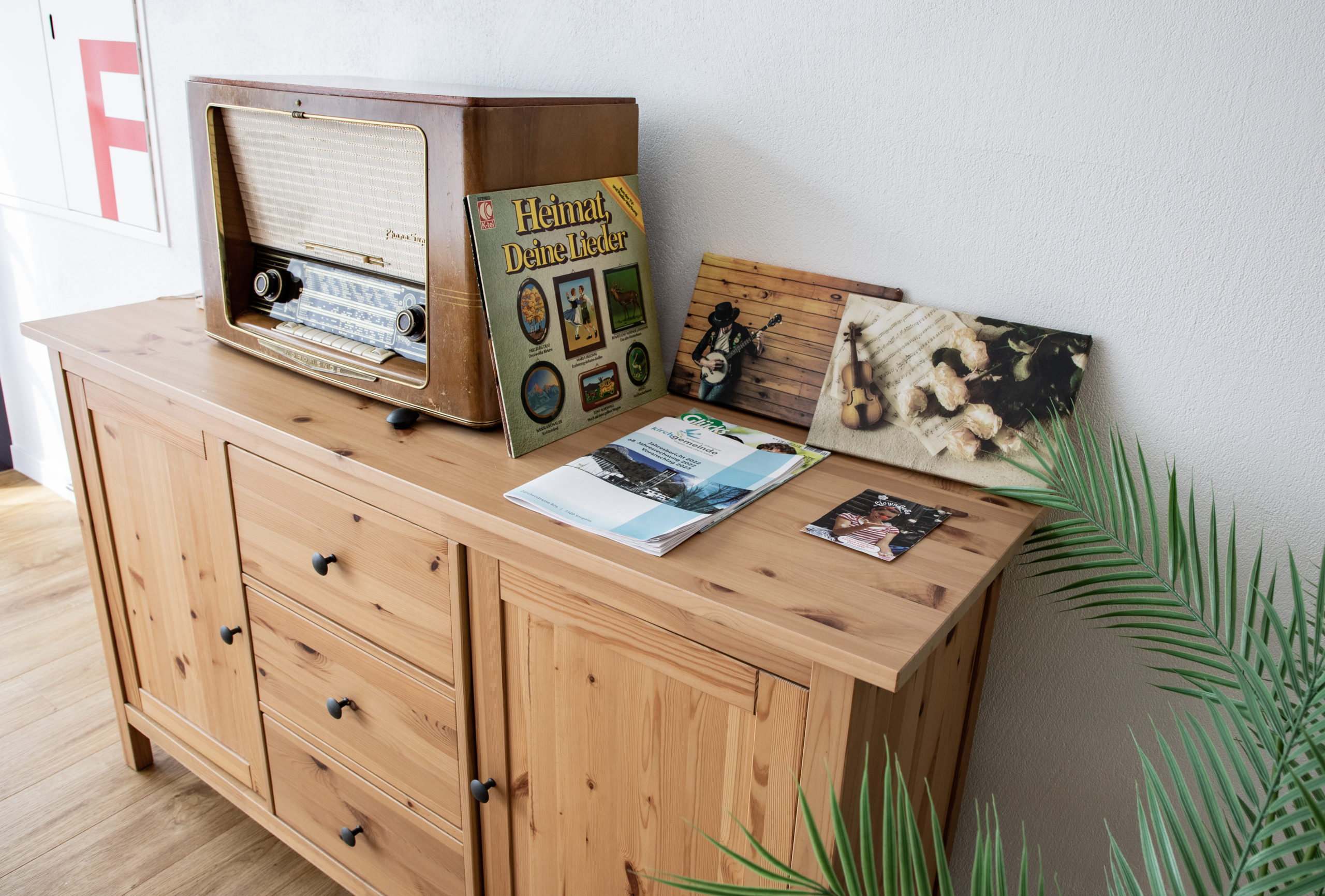 Bild mit altem Radio auf Kommode