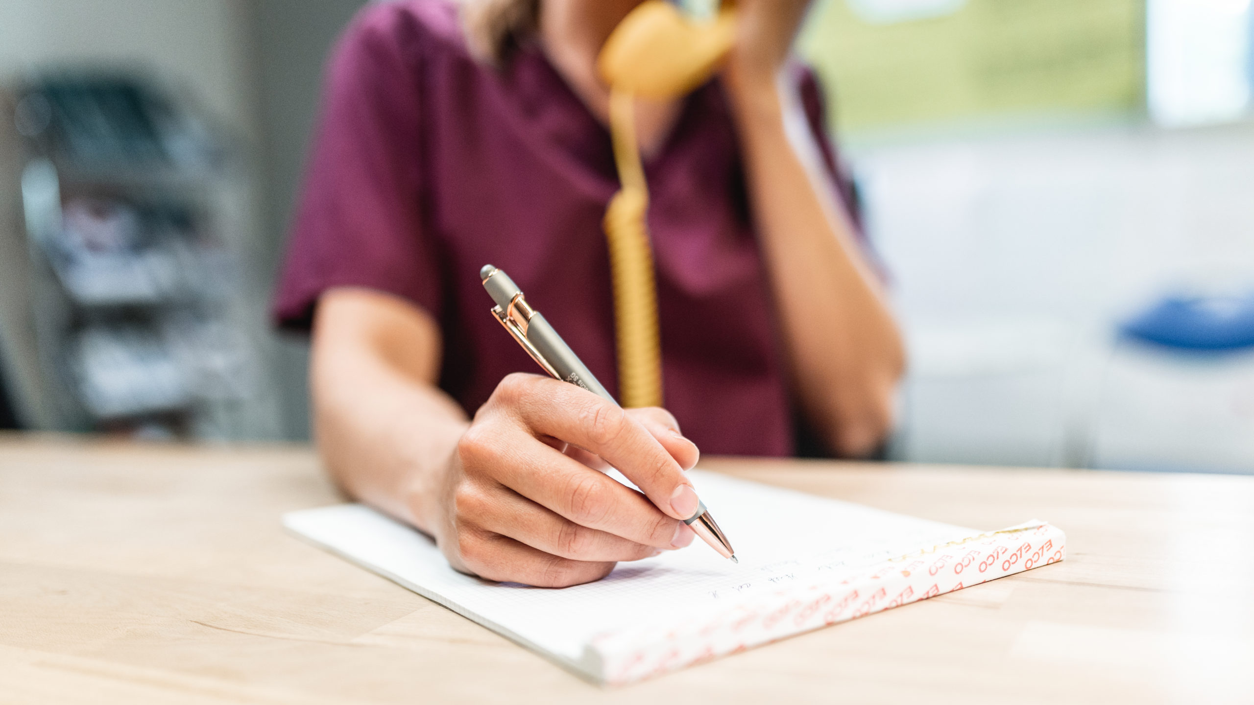 Bild von Person am Telefon